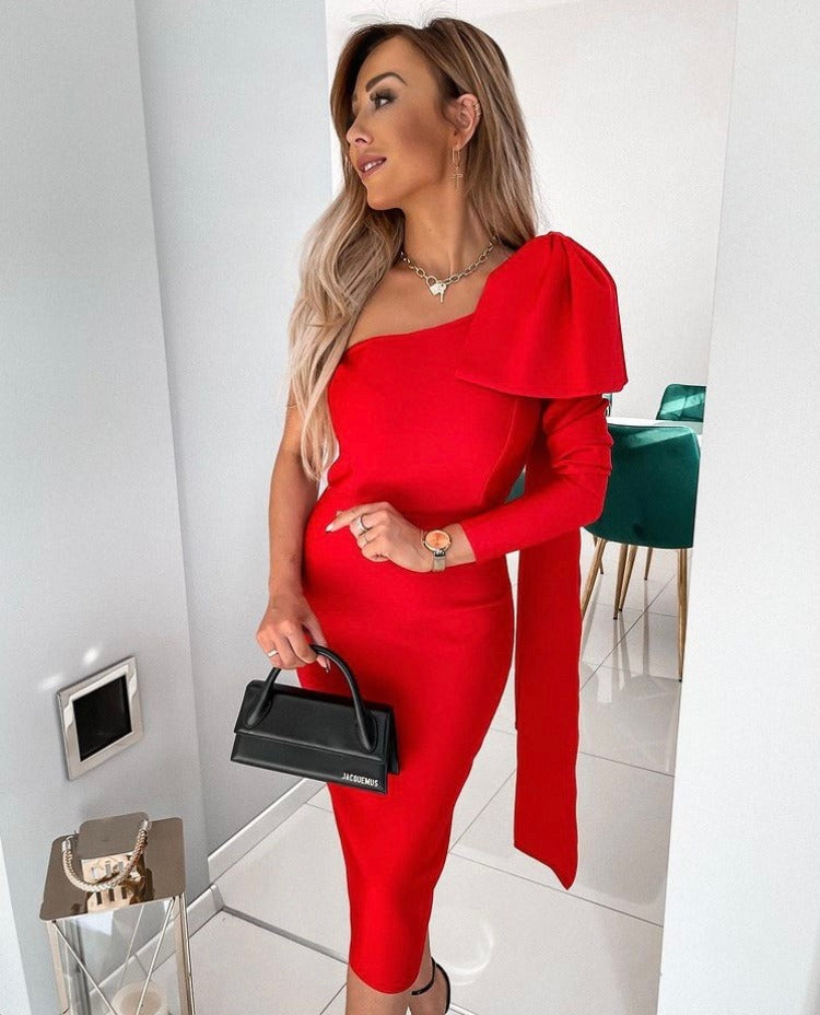 فستان كريس الأحمر