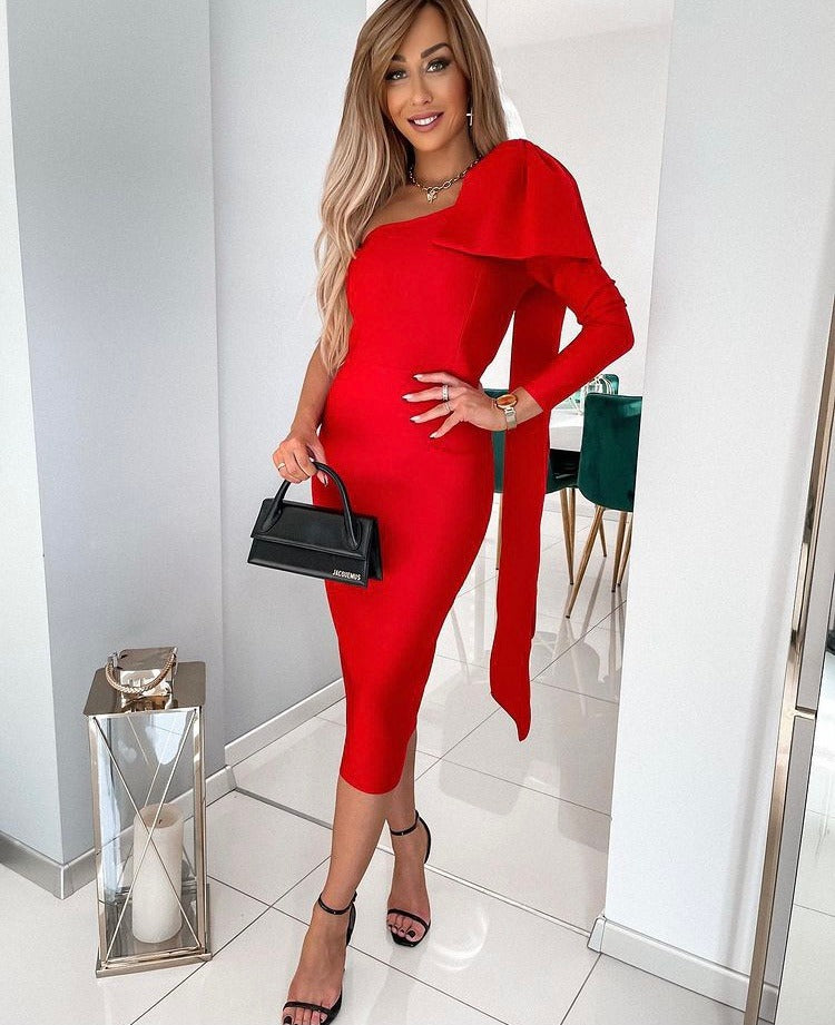 فستان كريس الأحمر