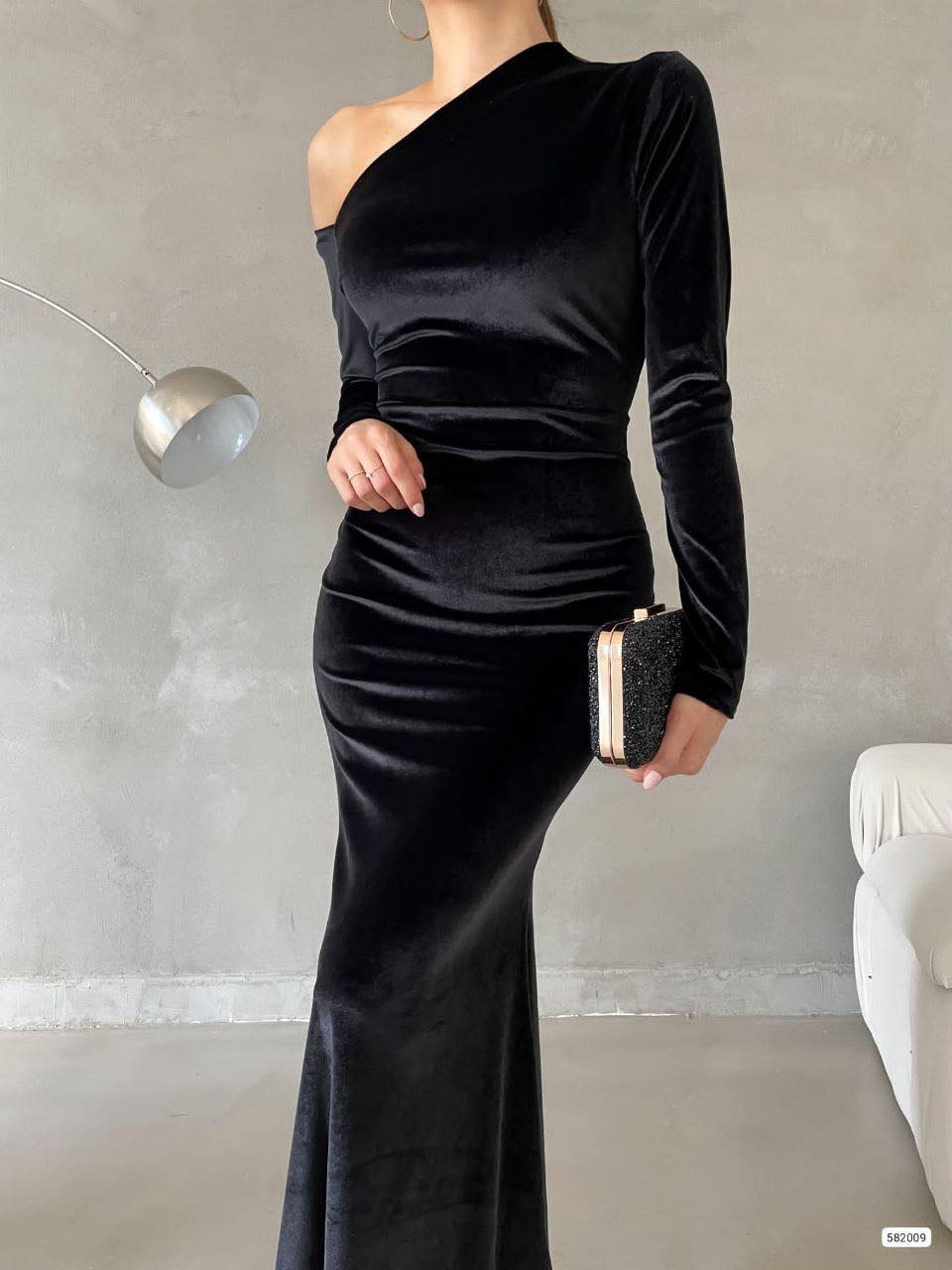 فستان كوري أسود