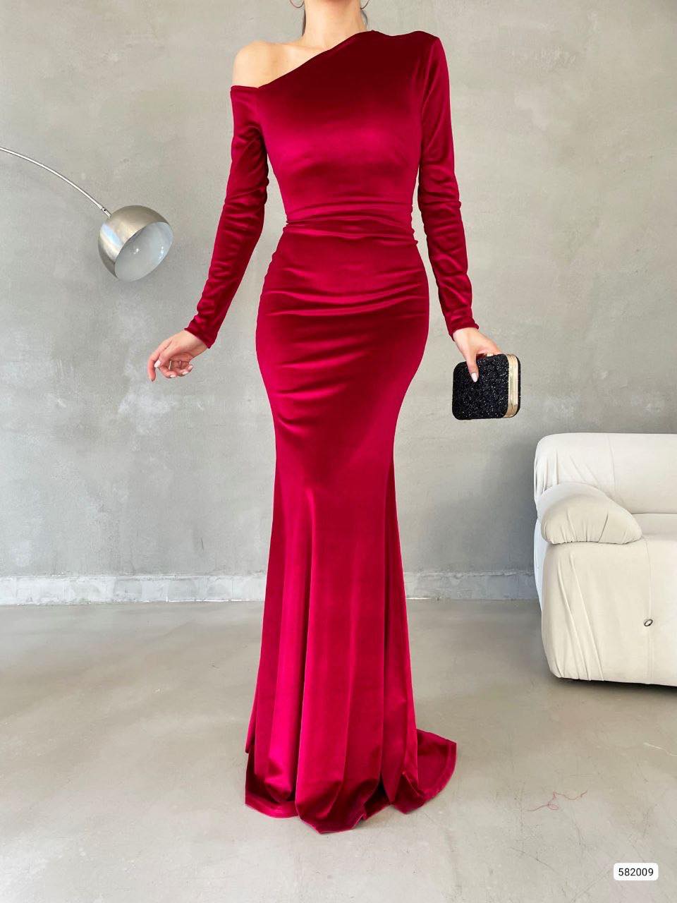 فستان كوري أحمر