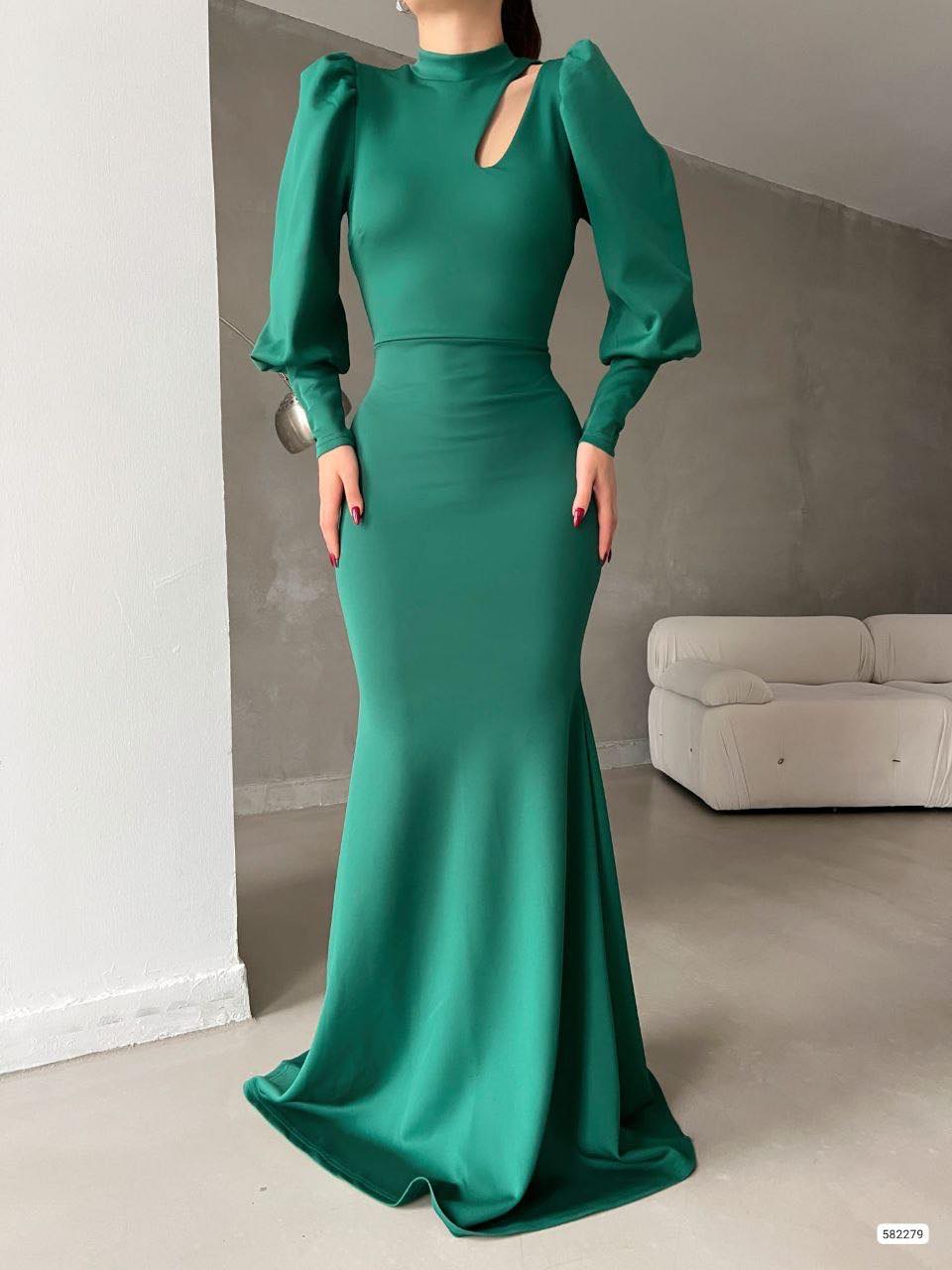 فستان لوزي باللون الأخضر الداكن