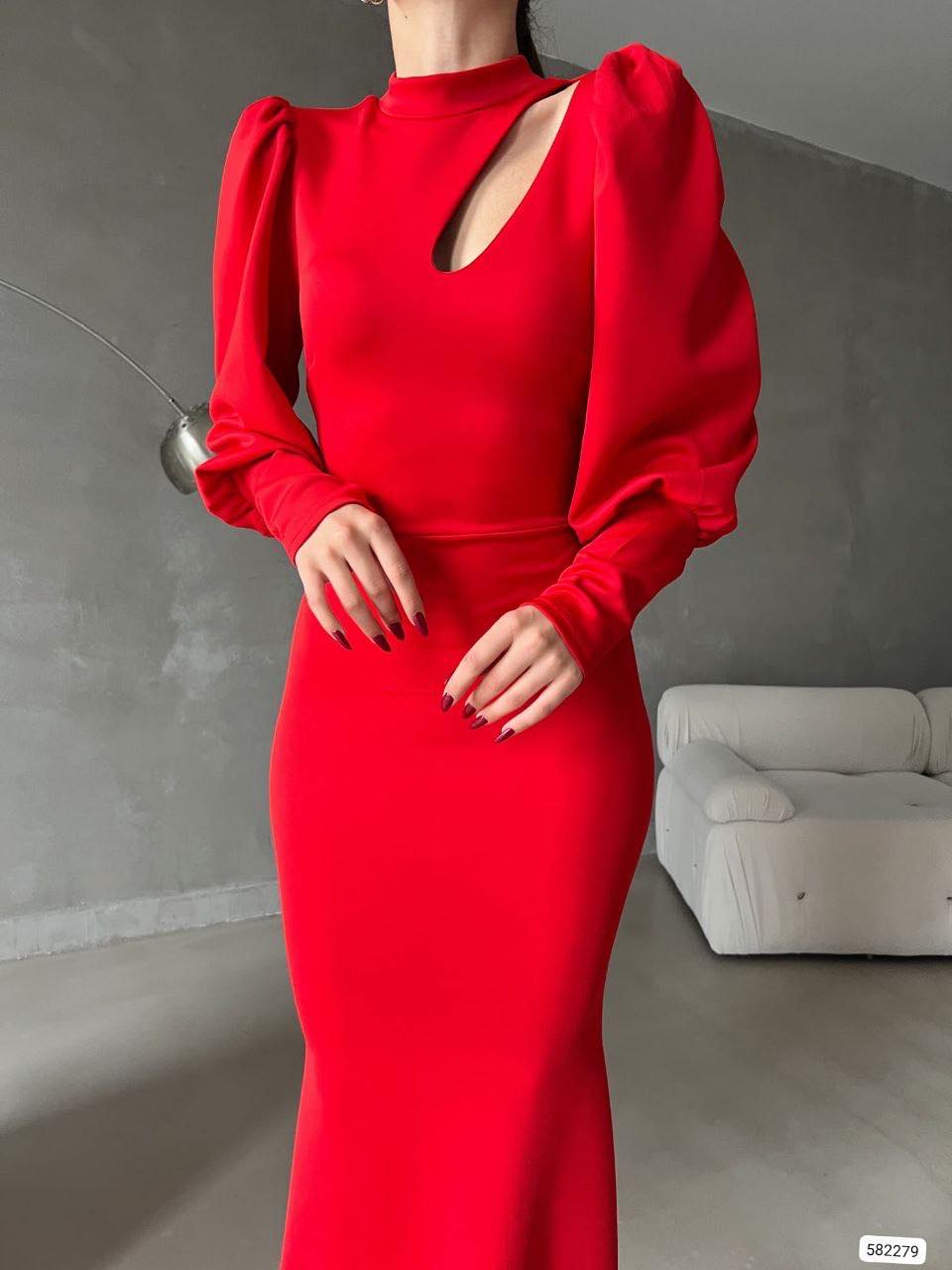 فستان لوزي الأحمر