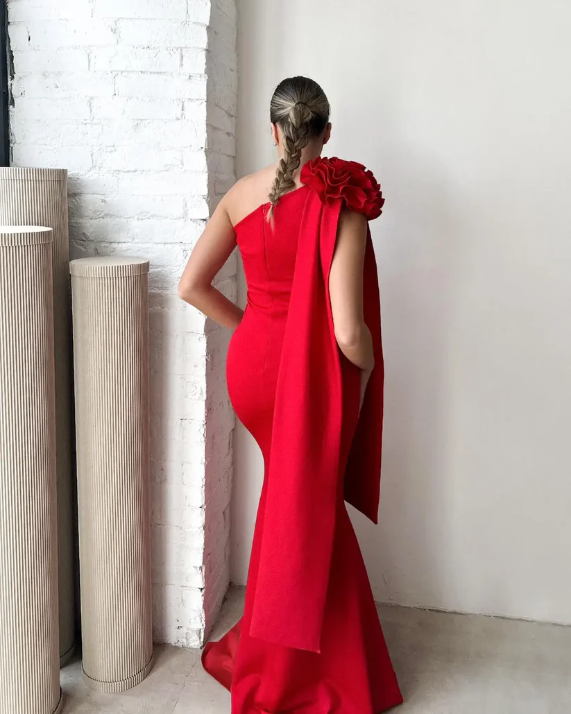 فستان المسك الأحمر