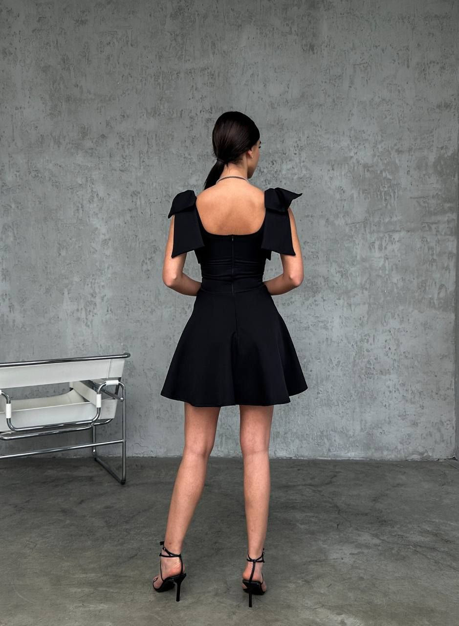 Черна рокля Naya