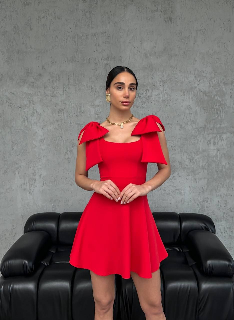 Червена рокля Naya