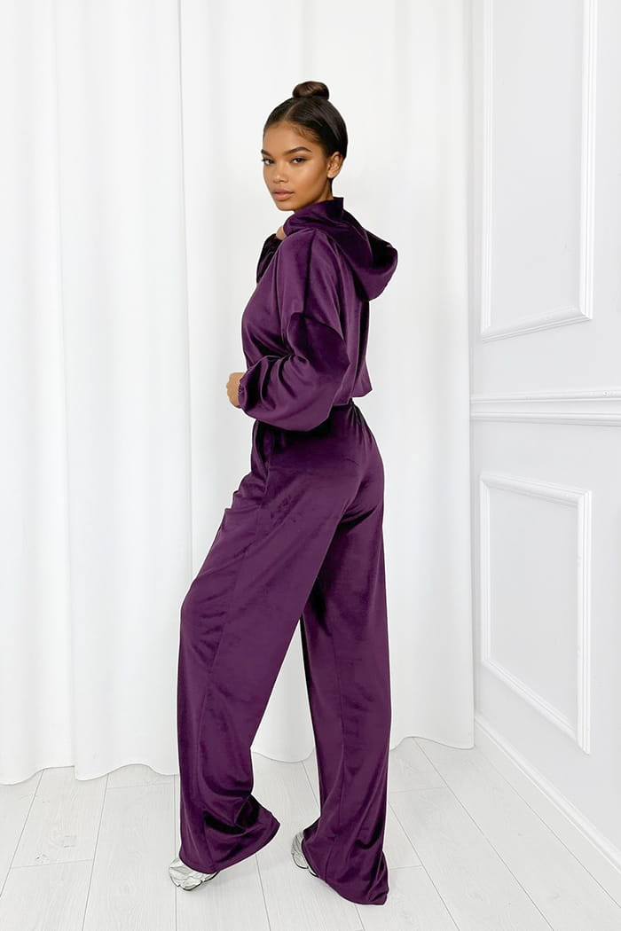 Лилав анцуг Cari