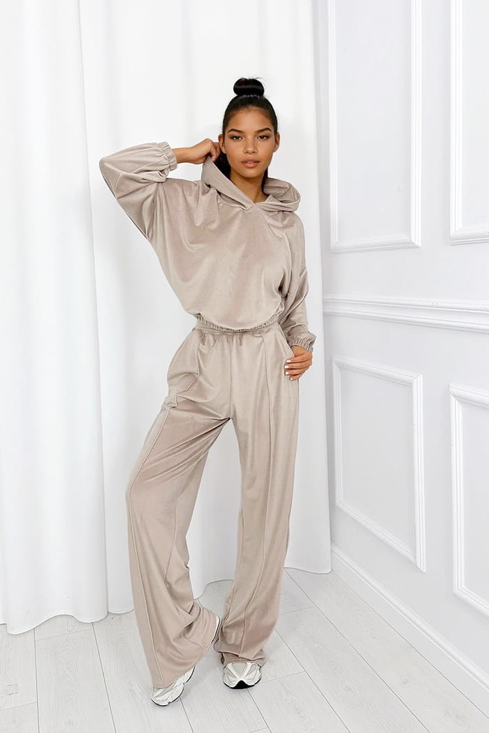 Бежов анцуг Carii